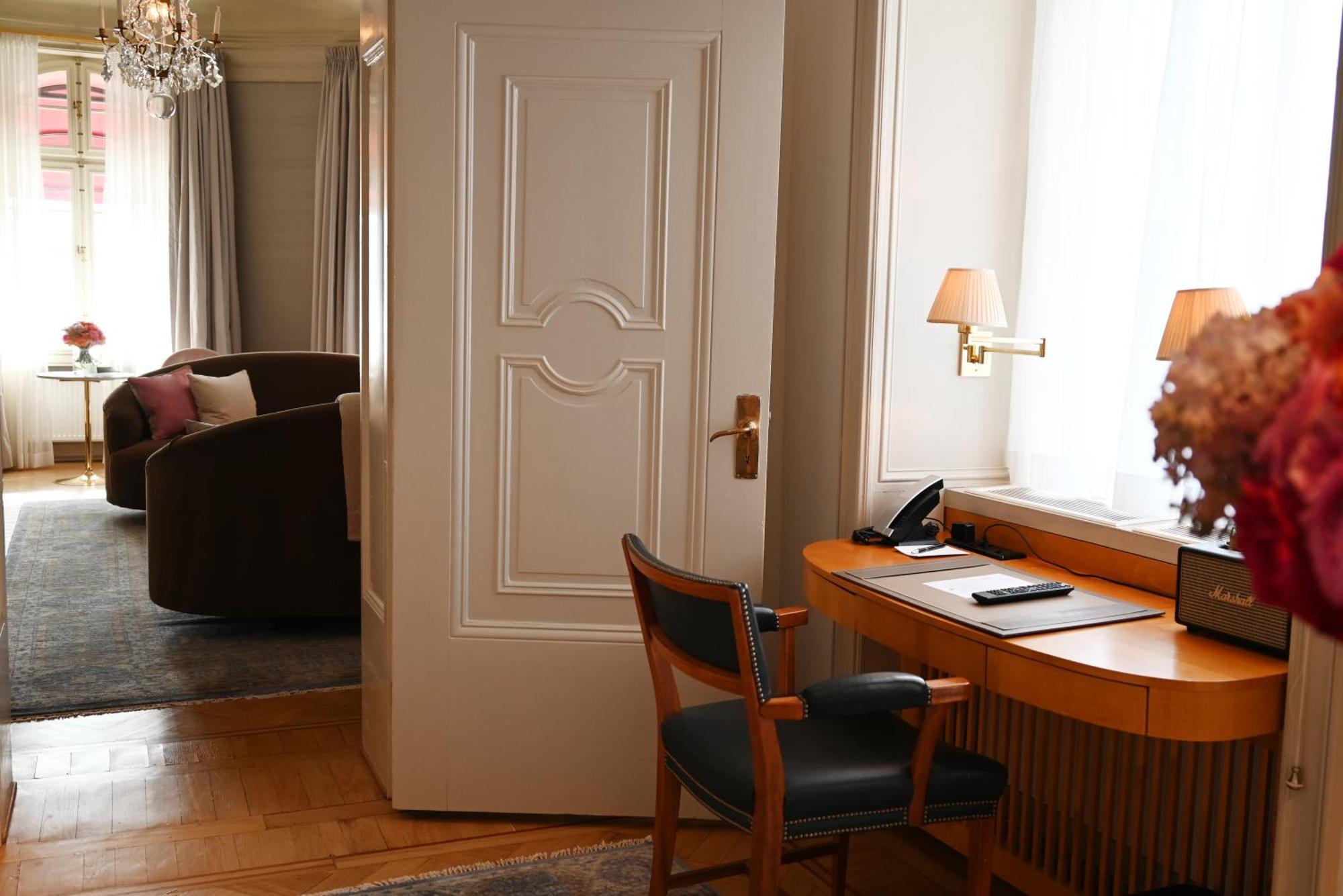 Hotel Diplomat Stockholm Luaran gambar A door in a hotel room