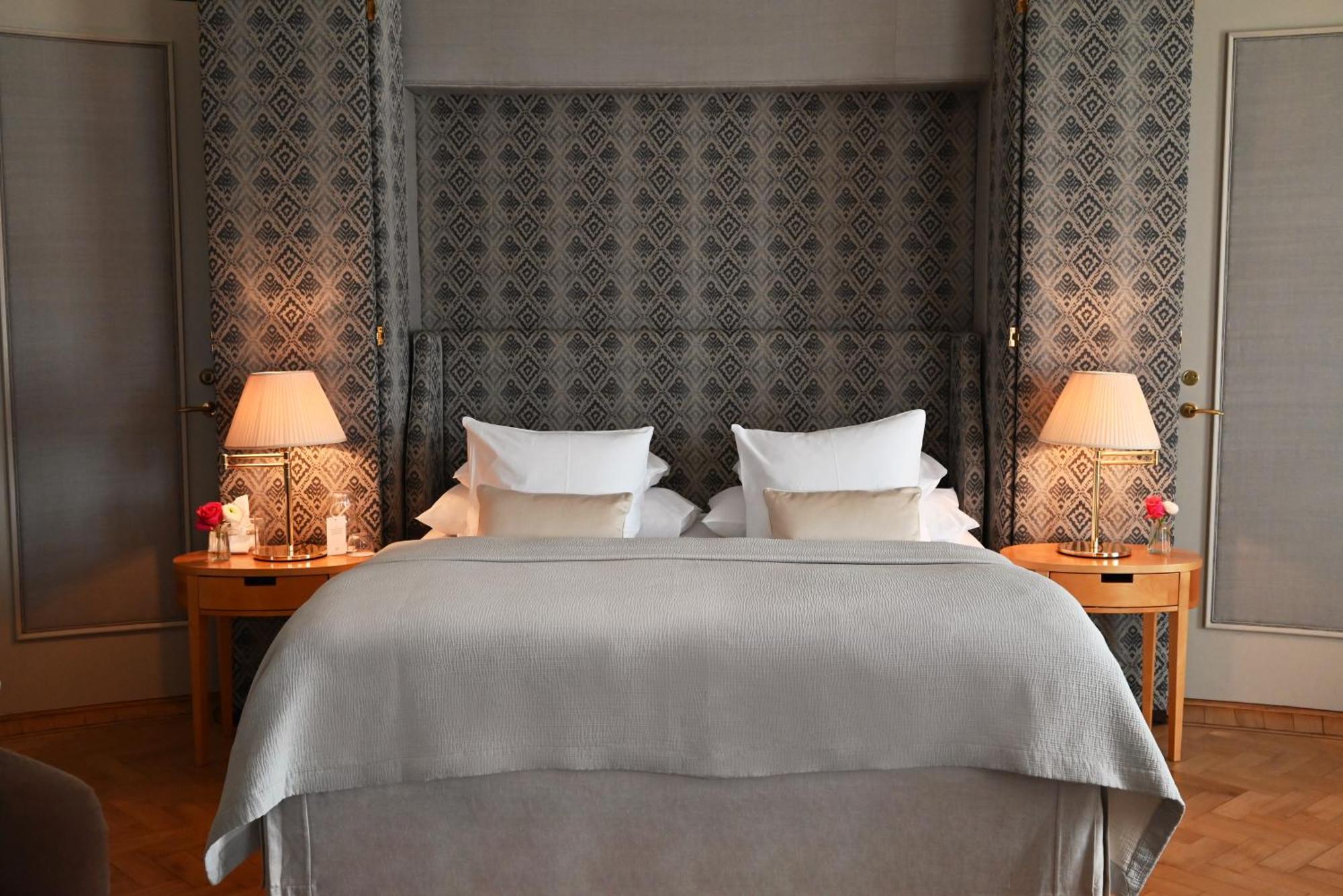 Hotel Diplomat Stockholm Luaran gambar A bed with a headboard
